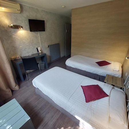 Logis Hotels - Le Pont Bernet - Hotel 2 Etoiles Et Restaurant Le Pian-Médoc المظهر الخارجي الصورة
