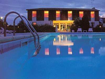 Logis Hotels - Le Pont Bernet - Hotel 2 Etoiles Et Restaurant Le Pian-Médoc المظهر الخارجي الصورة