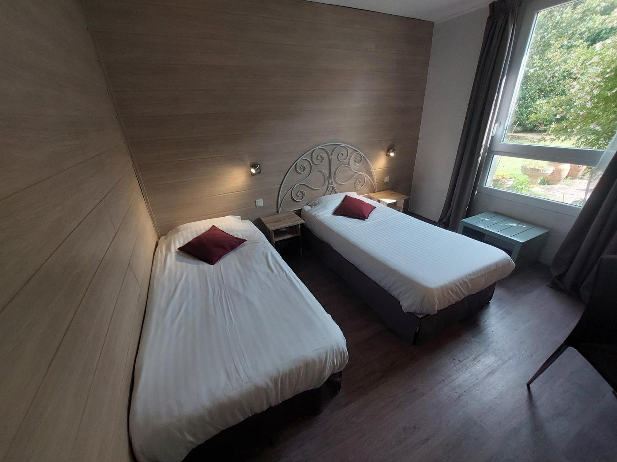 Logis Hotels - Le Pont Bernet - Hotel 2 Etoiles Et Restaurant Le Pian-Médoc المظهر الخارجي الصورة