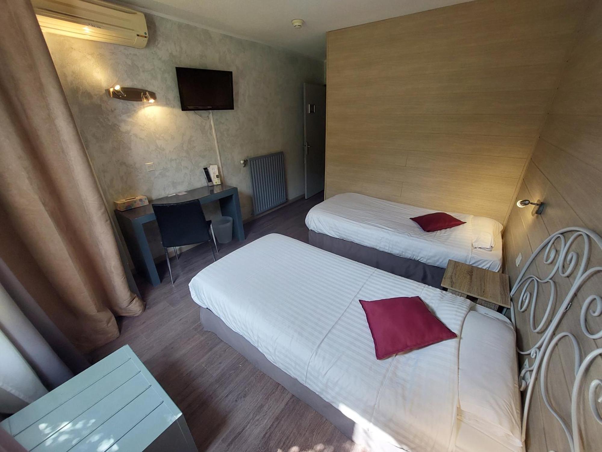 Logis Hotels - Le Pont Bernet - Hotel 2 Etoiles Et Restaurant Le Pian-Médoc المظهر الخارجي الصورة