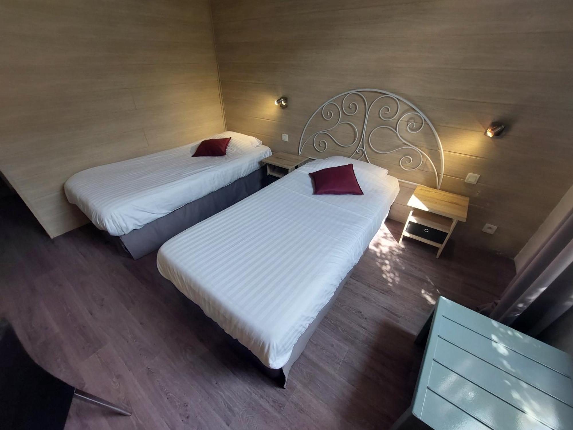 Logis Hotels - Le Pont Bernet - Hotel 2 Etoiles Et Restaurant Le Pian-Médoc المظهر الخارجي الصورة