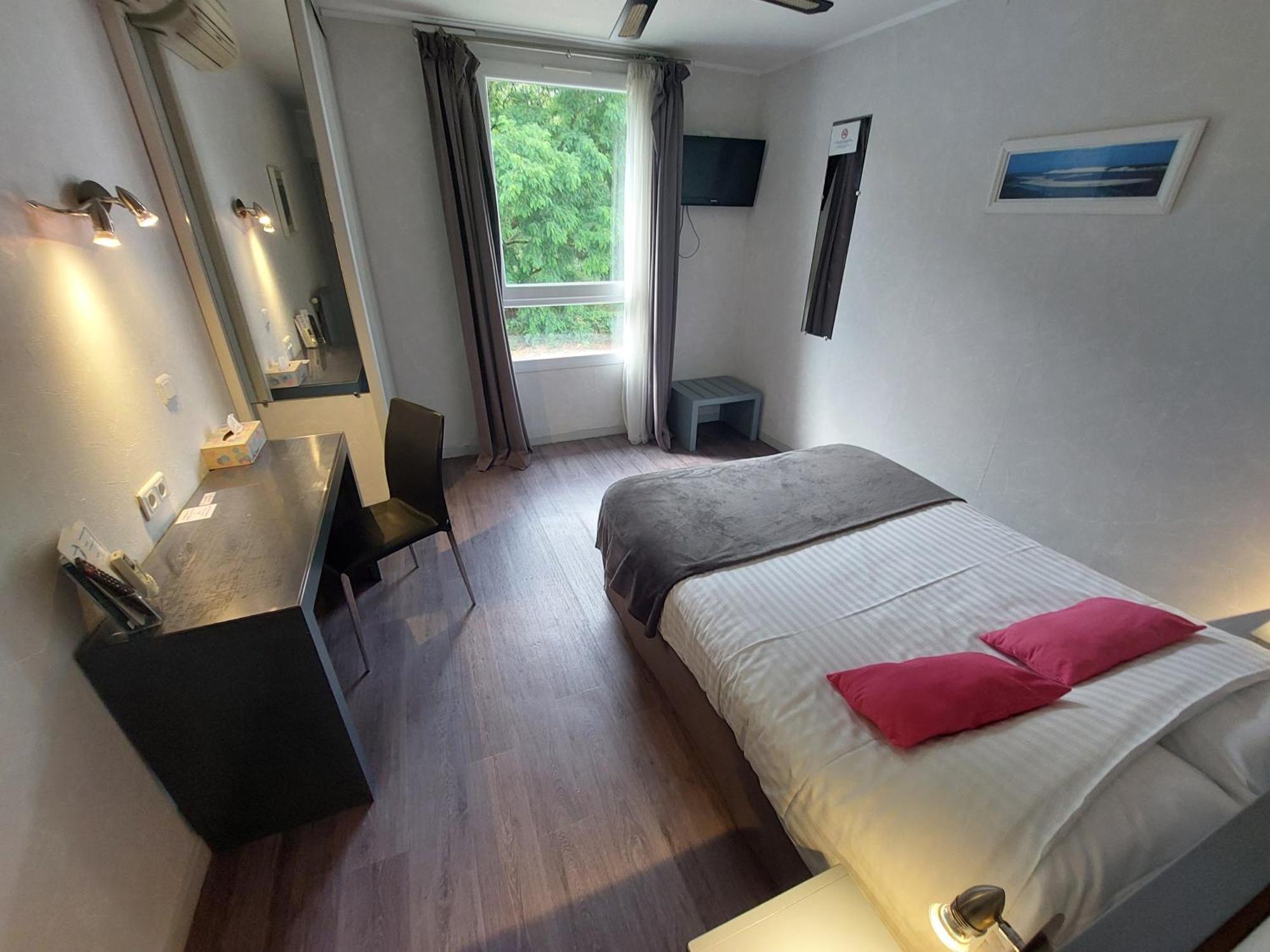 Logis Hotels - Le Pont Bernet - Hotel 2 Etoiles Et Restaurant Le Pian-Médoc المظهر الخارجي الصورة
