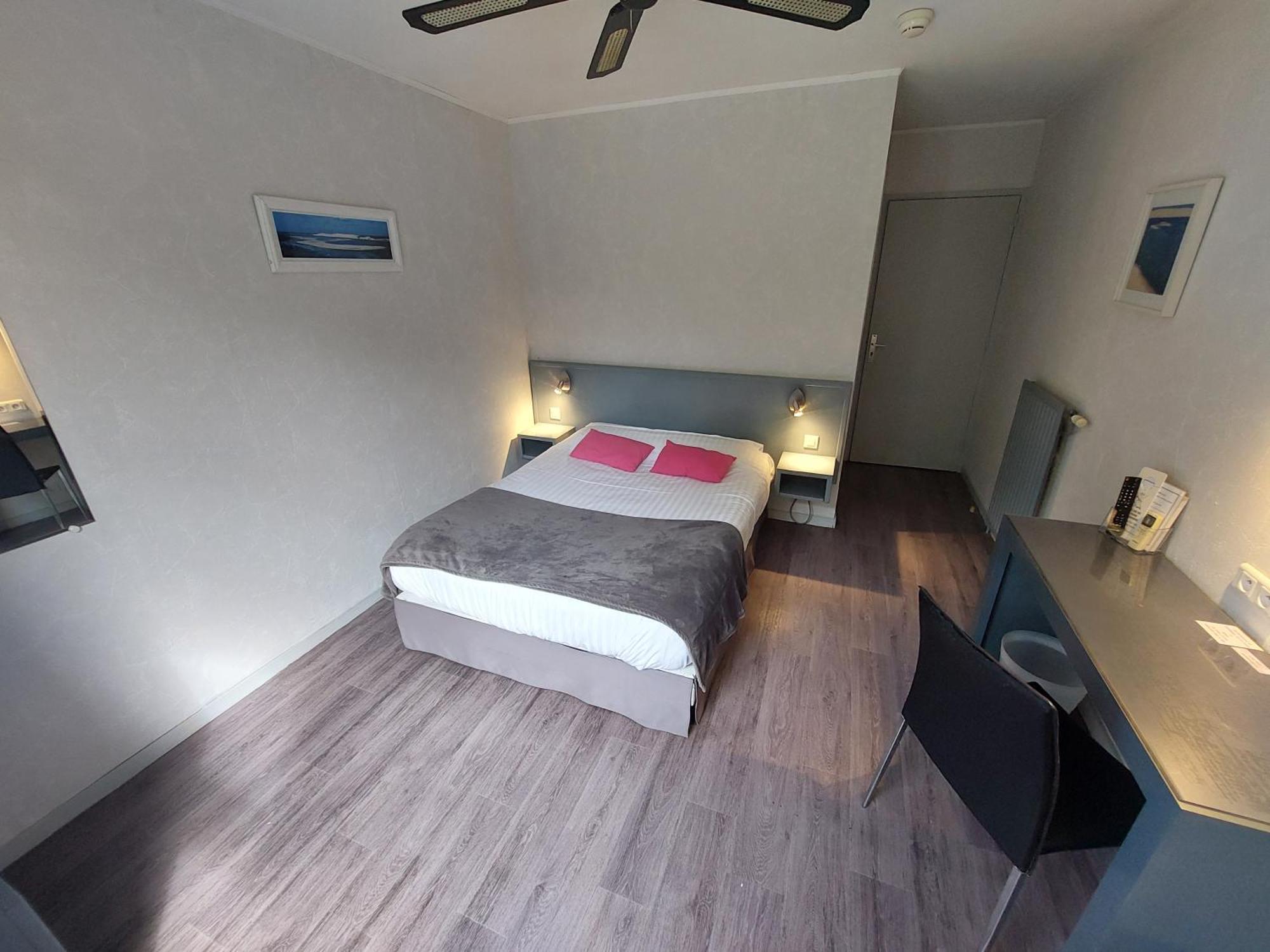 Logis Hotels - Le Pont Bernet - Hotel 2 Etoiles Et Restaurant Le Pian-Médoc المظهر الخارجي الصورة
