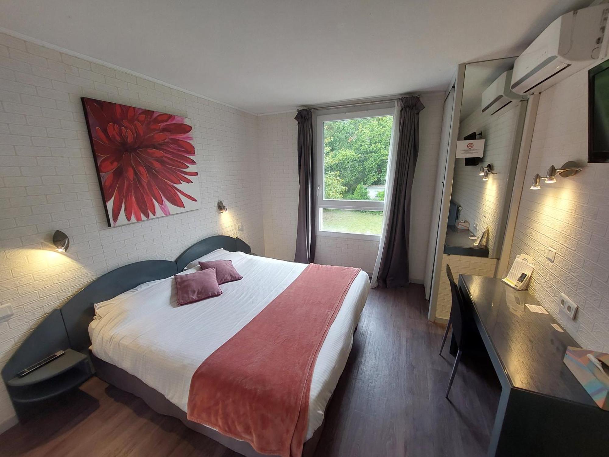 Logis Hotels - Le Pont Bernet - Hotel 2 Etoiles Et Restaurant Le Pian-Médoc المظهر الخارجي الصورة