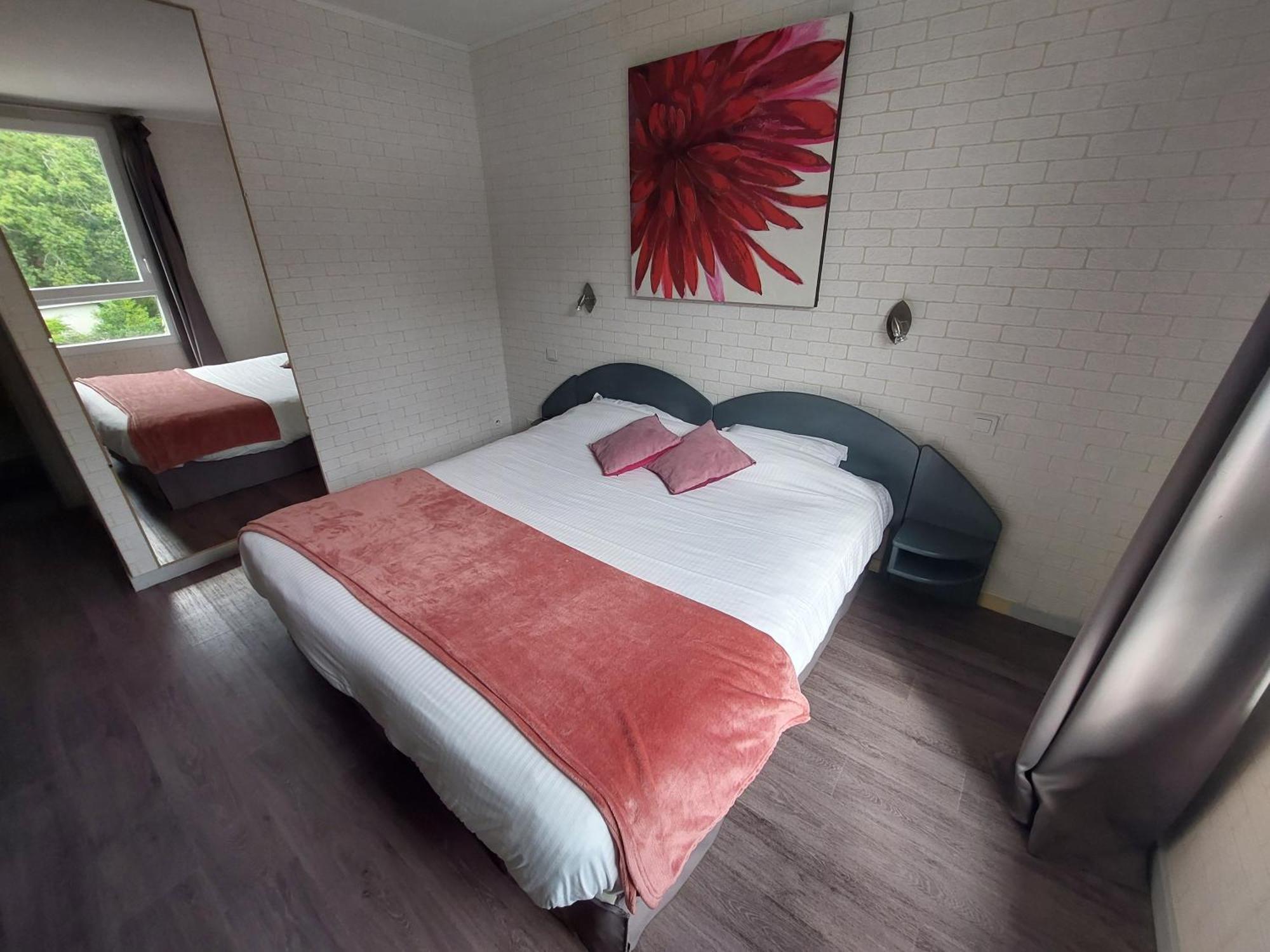 Logis Hotels - Le Pont Bernet - Hotel 2 Etoiles Et Restaurant Le Pian-Médoc المظهر الخارجي الصورة