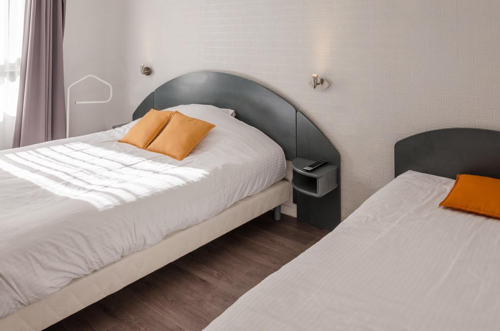 Logis Hotels - Le Pont Bernet - Hotel 2 Etoiles Et Restaurant Le Pian-Médoc الغرفة الصورة
